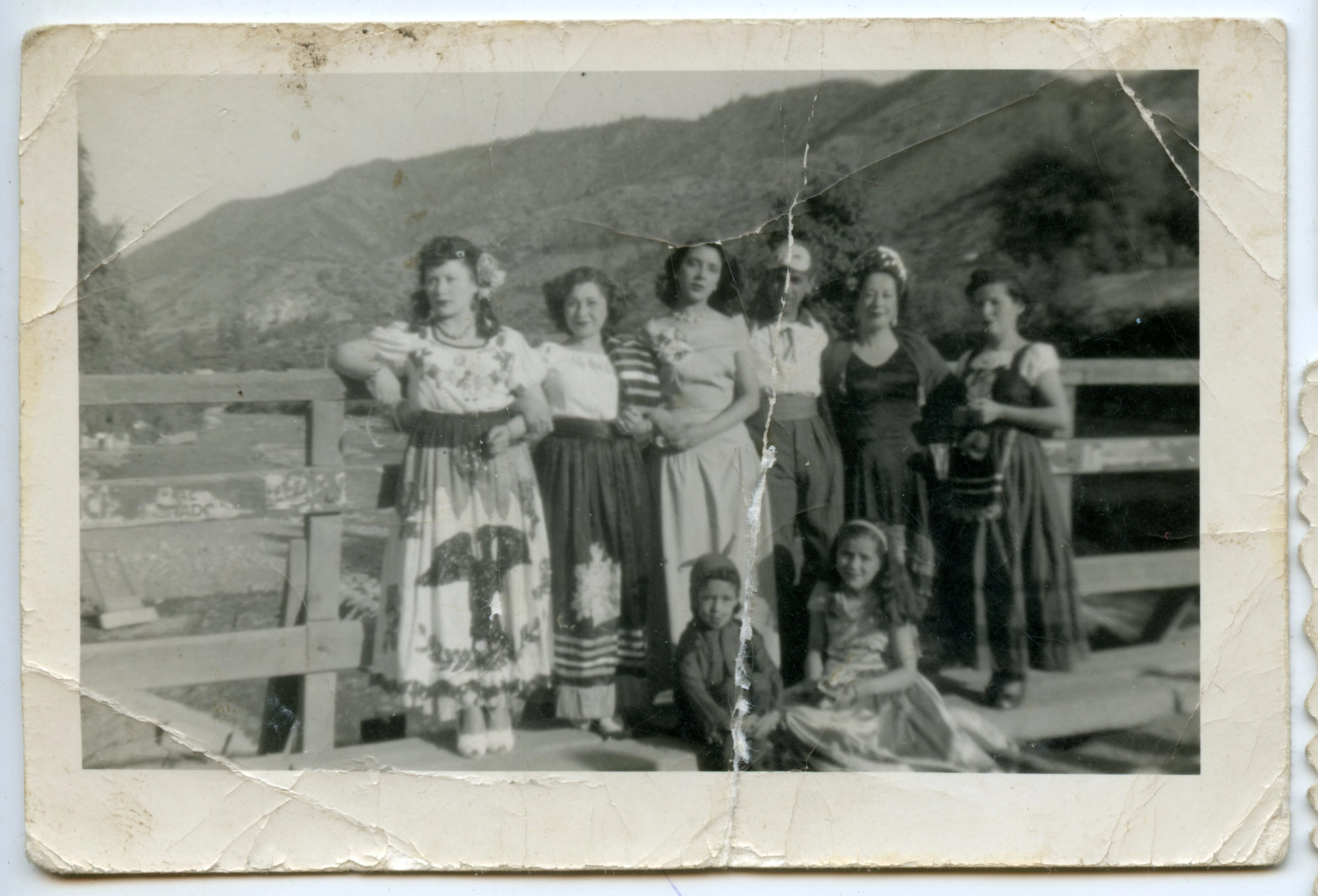 Grupo disfrazado en un puente