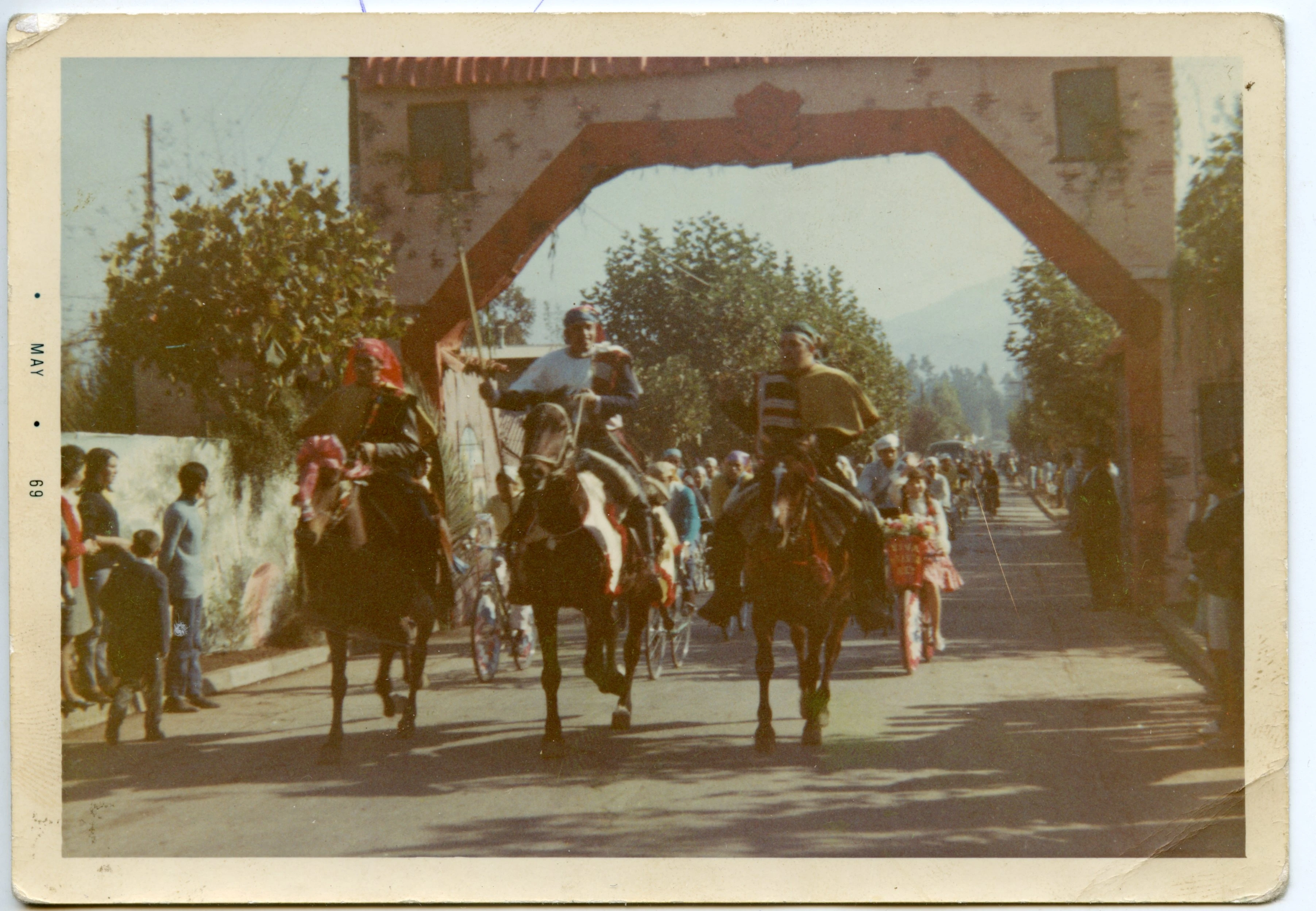 Cuasimodistas pasando bajo un arco