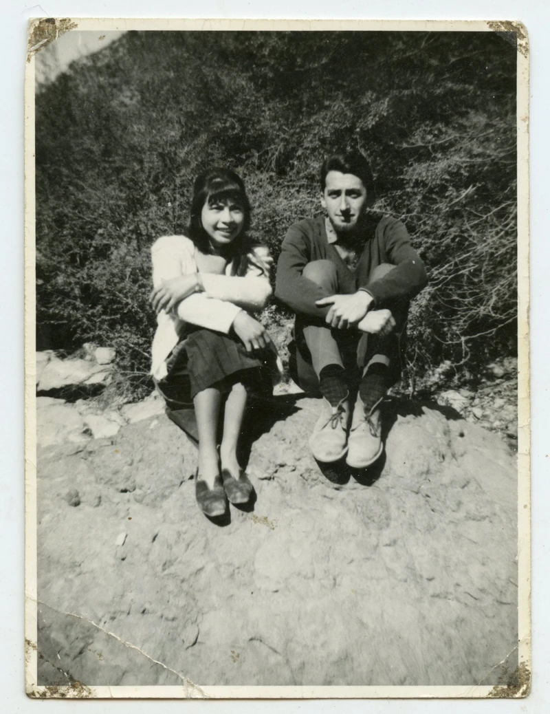 Dos jovenes sobre una roca