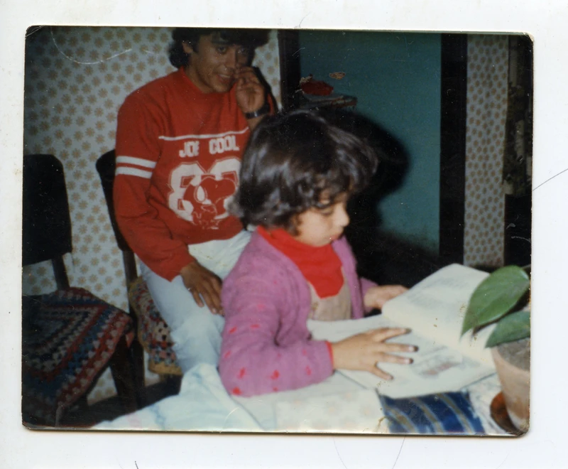 Niña haciendo tareas