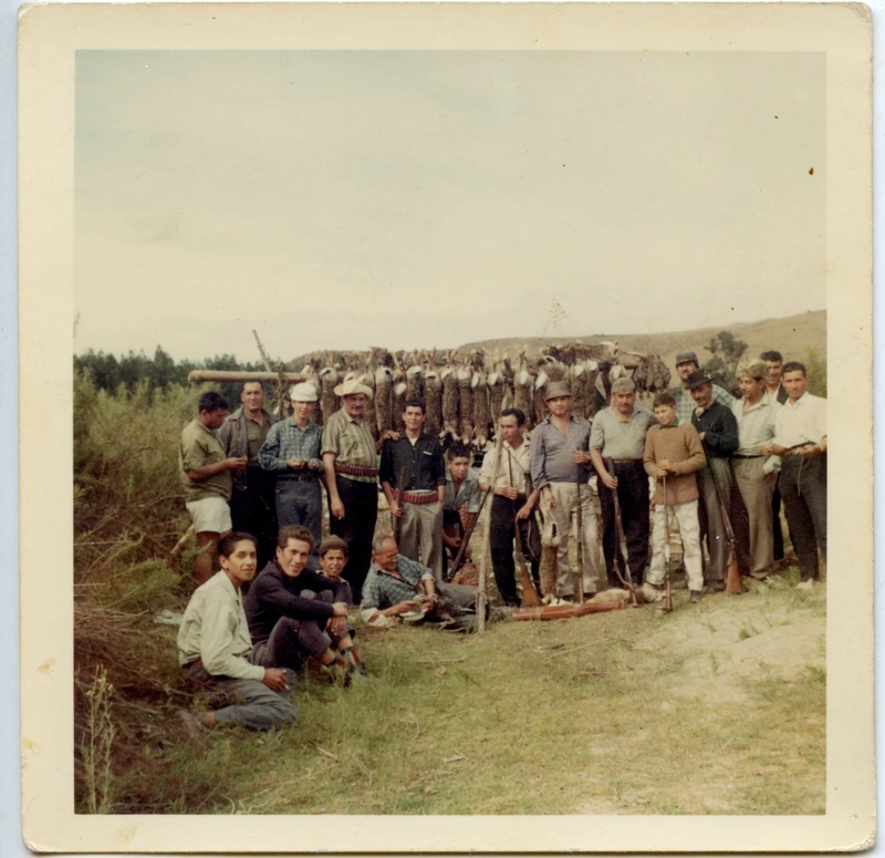 Grupo de cazadores con sus presas detrás