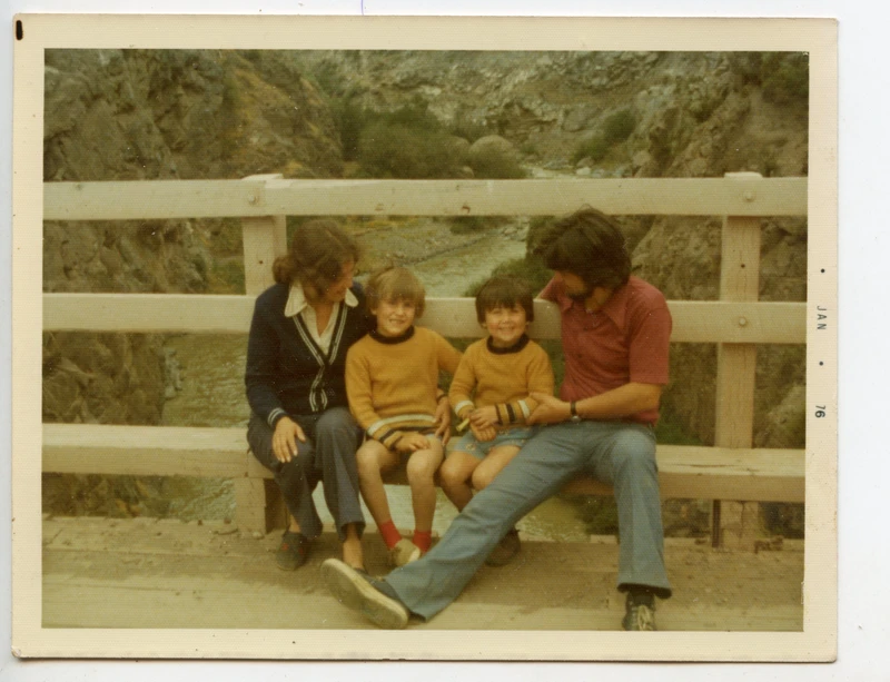 Familia en un puente