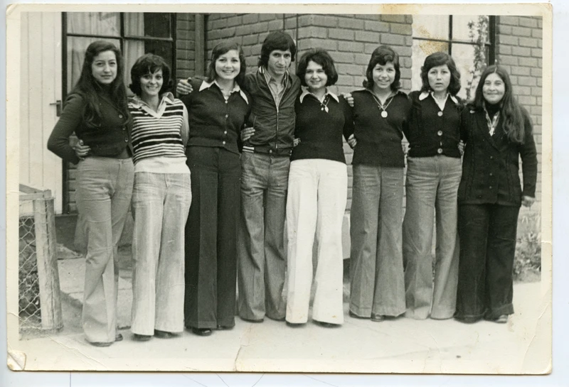 Grupo abrazados