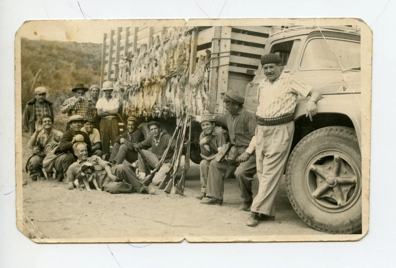 Hombres con conejos cazados