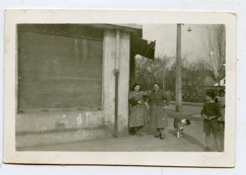 Dos mujeres en una esquina