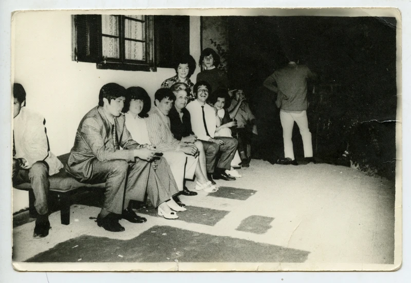 Grupo sentado en una banca