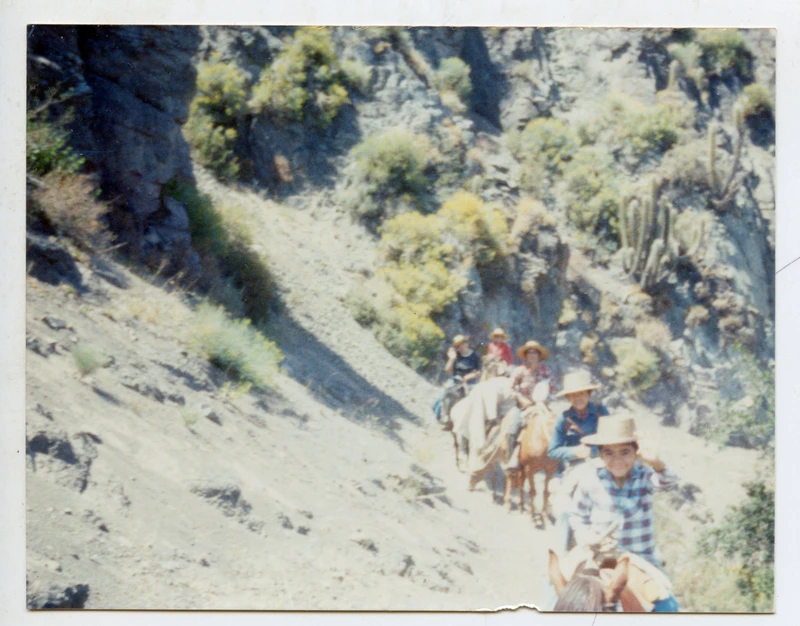Fila de jinetes subiendo el cerro