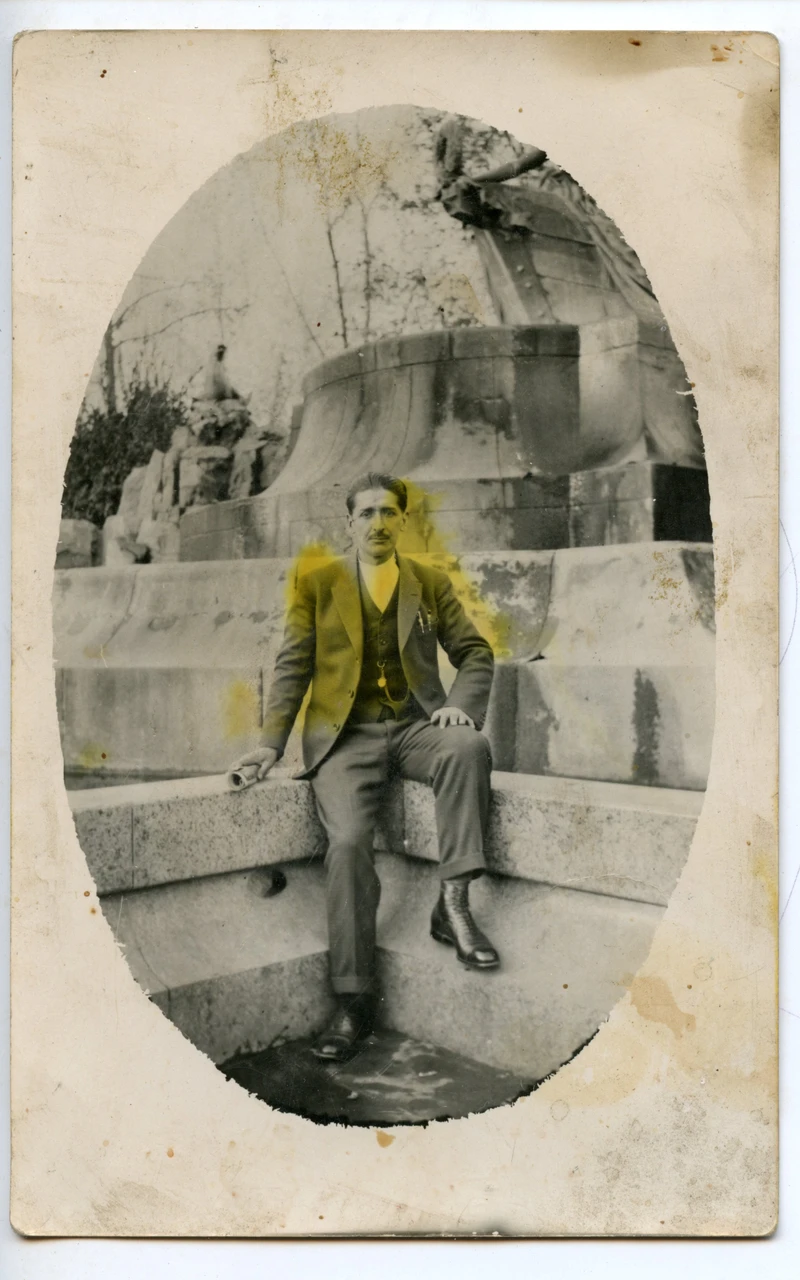 Hombre frente a monumento