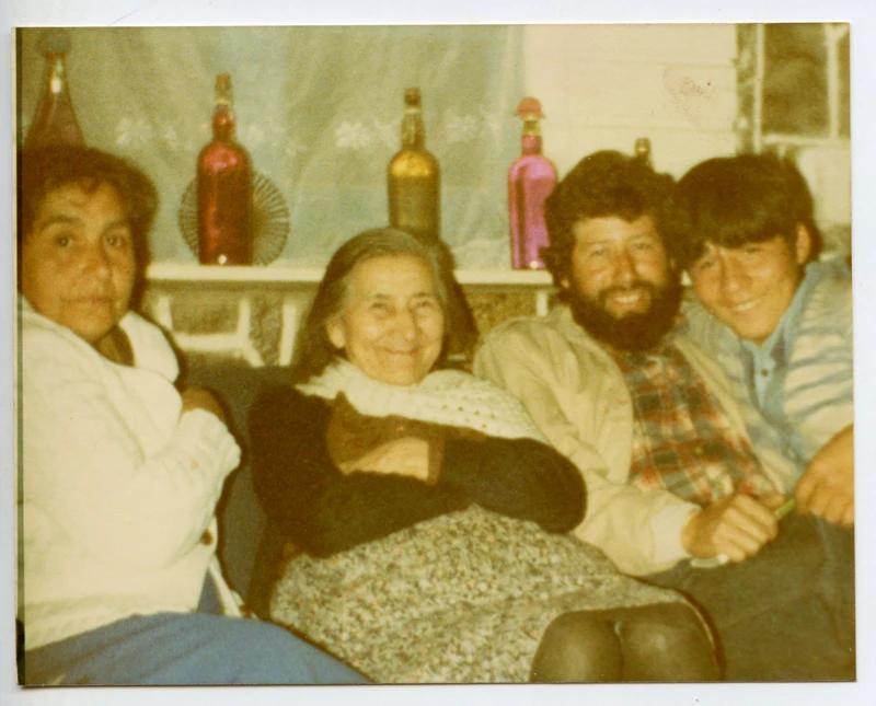 Cuatro personas y adorno de botellas