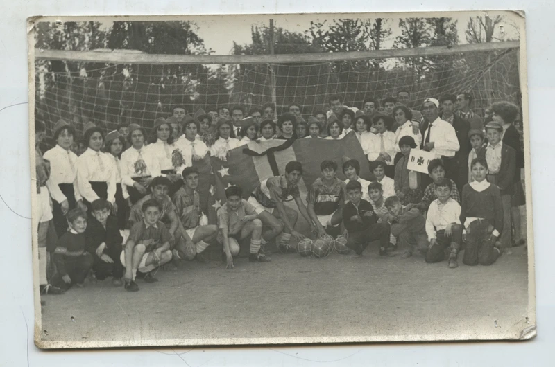 Grupo frente a arco de fútbol