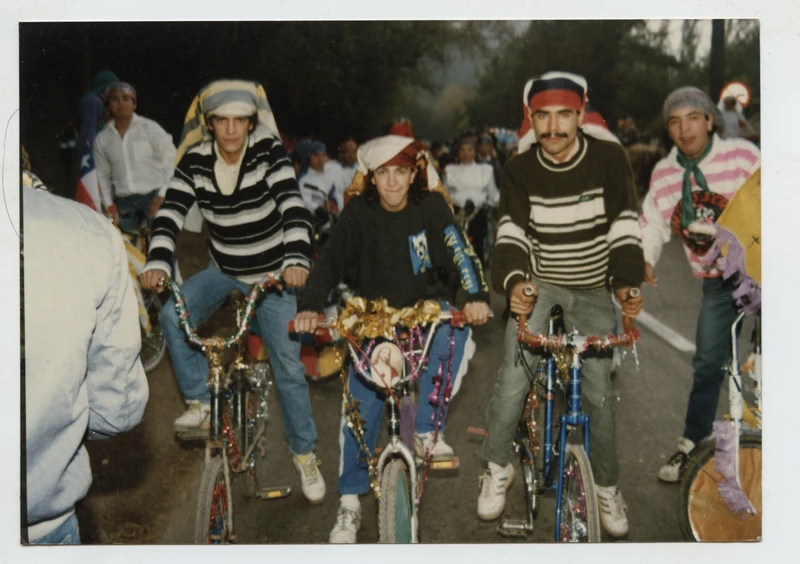 Tres ciclistas en cuasimodo