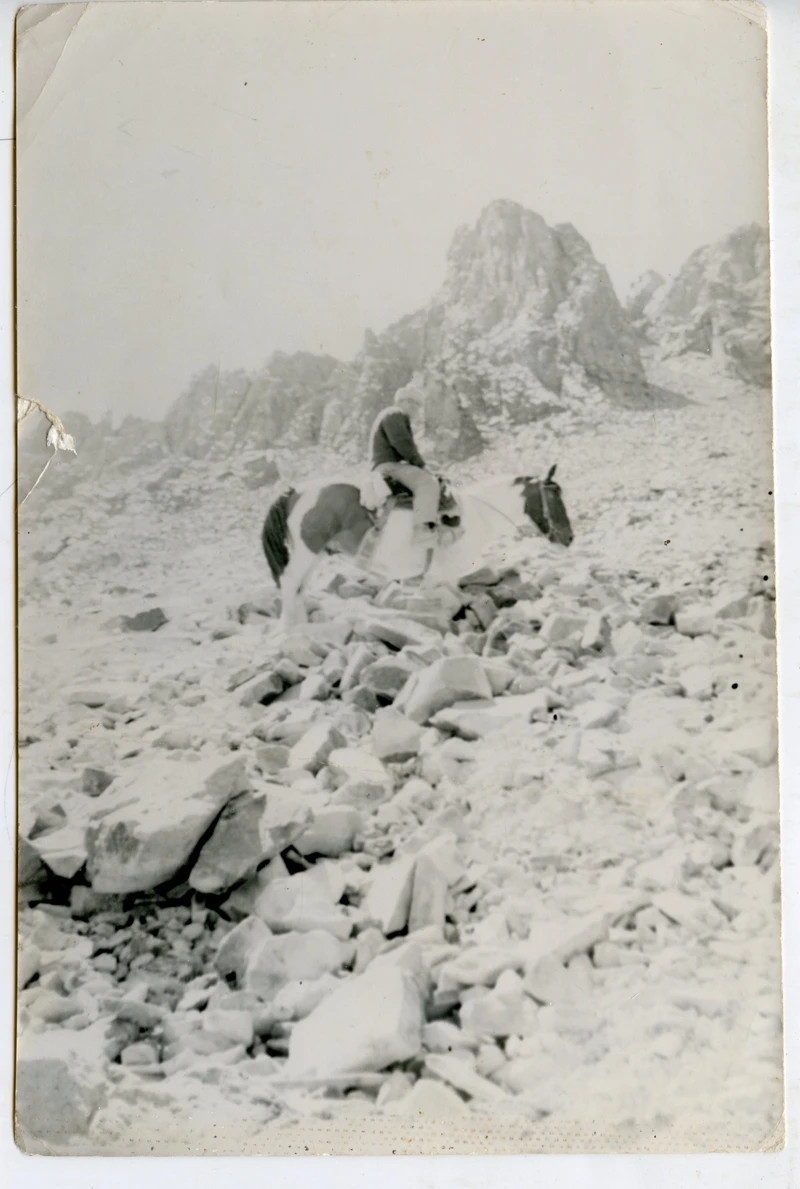 Hombre montado subiendo la montaña